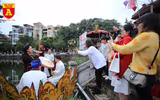 Người dân Thủ đô thích thú nghe hát quan họ tại Văn Miếu - Quốc Tử Giám